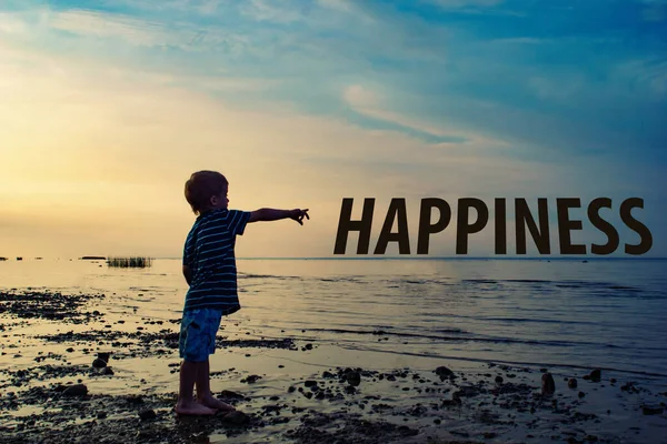 Çocuk Günbatımı Arka Planındaki Mutluluğun Metnini Gösteriyor Çocuk Akşam Kumsalında — Stok fotoğraf