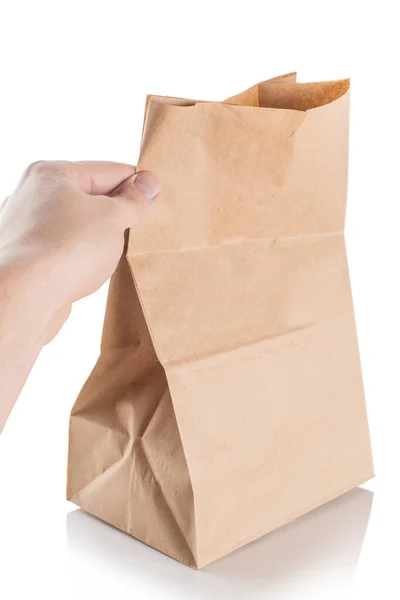 棕色纸袋隔离在白色背景上 手头上的褐色工艺包 — 图库照片