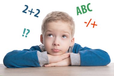 Anaokulu çocuğu sayıları ve harfleri öğrenir. Çocukluk gelişimi. İlkokulda matematik öğreniyorum.