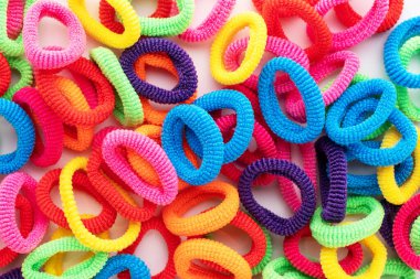 Beyaz arkaplanda saç lastiği izole edilmiş.