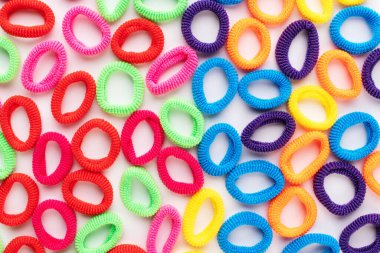 Beyaz arkaplanda saç lastiği izole edilmiş.