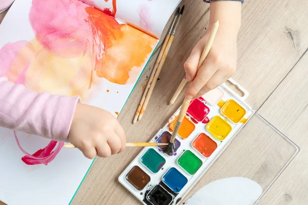 Main Enfant Avec Brosses Dessin Sur Papier Blanc Dessin Enfant — Photo