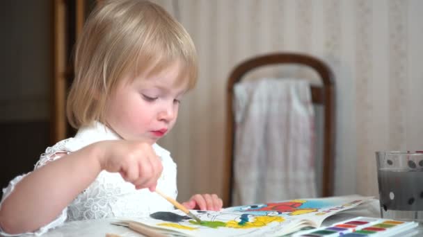 Little Girl Paints Watercolors Child Development — Stock Video