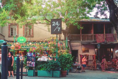 Georgia mı? Tiflis / 10 Ağustos 2019: Eski Tiflis 'in sokak kafeleri