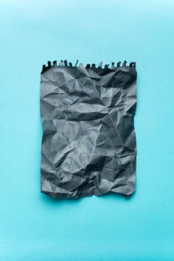 Mavi arka planda buruşmuş gri kağıt. mocap gri kağıt