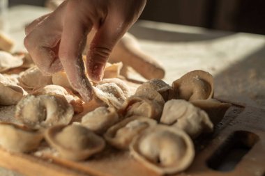 Masada un ile pişirilmemiş birkaç hamur köftesi var. Evde hamur köftesi pişiriyorum.