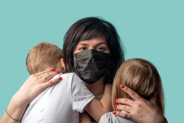 Madre Con Una Máscara Médica Sostiene Hijo Sus Brazos Una —  Fotos de Stock