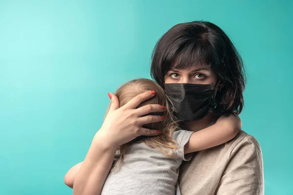 Mãe Uma Máscara Médica Segura Seu Filho Seus Braços Uma — Fotografia de Stock