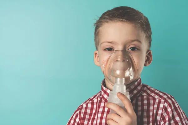 Inhalación Infantil Menor Cinco Años Niño Haciendo Inhalación Con Nebulizador —  Fotos de Stock