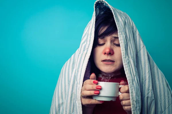 Una Ragazza Con Naso Rosso Freddo Scalda Sotto Una Coperta — Foto Stock