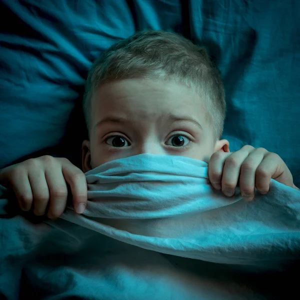 Niño Tiene Miedo Del Virus Niño Cubrió Cara Con Una — Foto de Stock