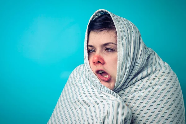 Una Ragazza Con Naso Rosso Sta Scaldando Sotto Una Coperta — Foto Stock