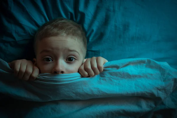 Chico Cama Con Los Ojos Abiertos Niño Tiene Miedo Oscuridad — Foto de Stock