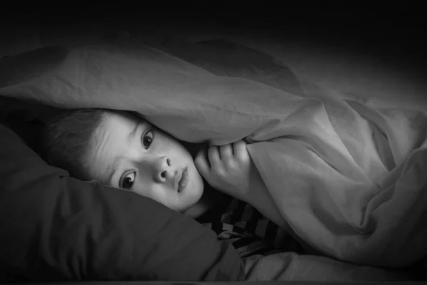 Menino Retrato Preto Branco Cama Com Olhos Abertos Criança Tem — Fotografia de Stock