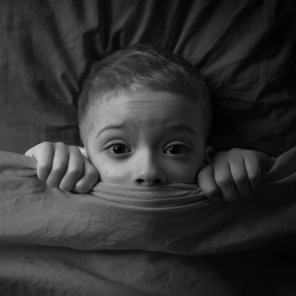 Criança Tem Medo Vírus Criança Cobriu Rosto Com Cobertor Medo — Fotografia de Stock