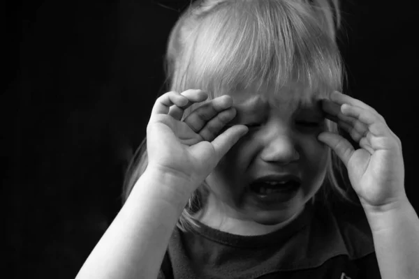 Retrato Blanco Negro Una Niña Bebé Está Llorando — Foto de Stock