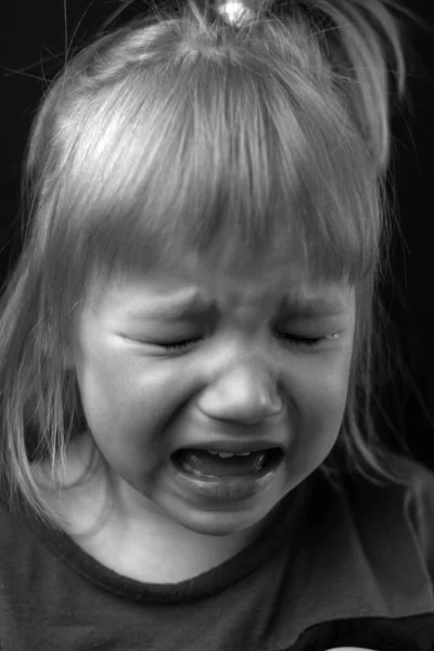 黒と白の少女の肖像画 赤ん坊は泣いてる — ストック写真