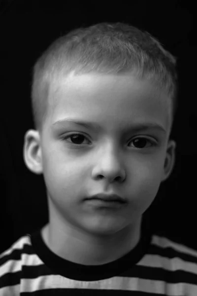 Чорно Білий Портрет Хлопчика Портрет Серйозного Чилла — стокове фото