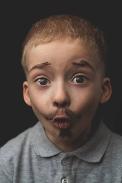 Retrato Rapaz Engraçado Bigode Desenhado Rosto Uma Criança — Fotografia de Stock