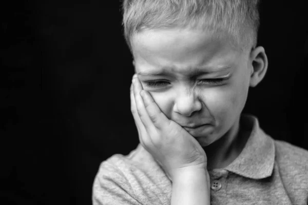 Niño Sujeta Mano Mejilla Niño Tiene Dolor Muelas — Foto de Stock