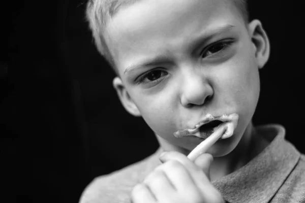 Ребёнок Чистит Зубы Черно Белый Портрет Дошкольника — стоковое фото