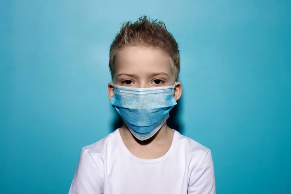 Niño Con Una Máscara Médica Cara Niño Con Una Máscara —  Fotos de Stock