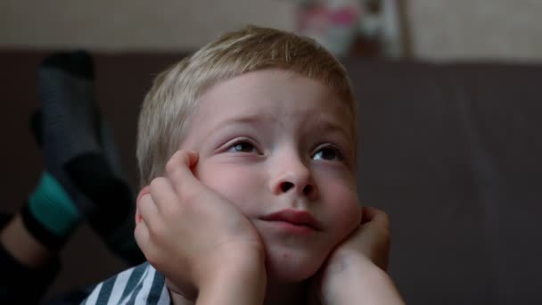 Pojke Med Blont Hår Tittar Hemma Barn Tittar — Stockvideo