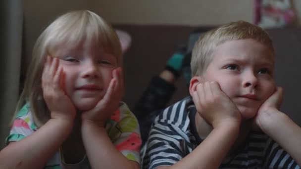 Brat Siostra Blond Włosami Oglądający Telewizję Domu Oglądanie Telewizji Przez — Wideo stockowe