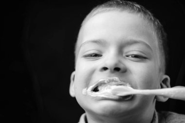 Çocuk dişlerini fırçalıyor. bir anaokulunun siyah beyaz portresi