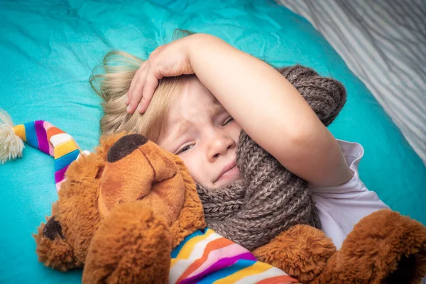 子供は温度の高いベッドに寝そべっています 喉が痛くて女の子が倒れた 子供は風邪をひいた — ストック写真