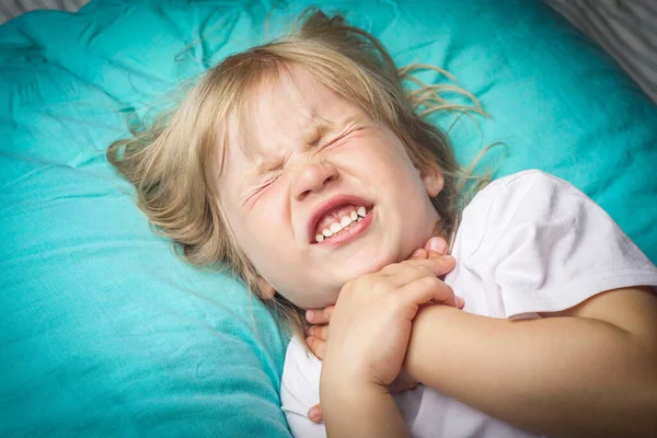 喉が痛くて女の子が倒れた 子供の喉の痛み — ストック写真