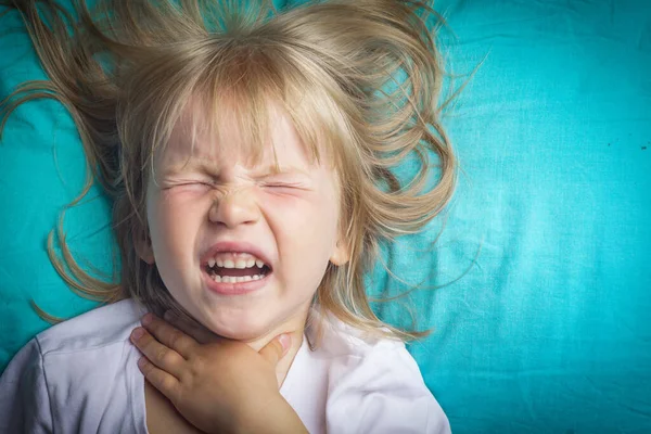 Una Niña Enfermó Dolor Garganta Dolor Garganta Niño —  Fotos de Stock