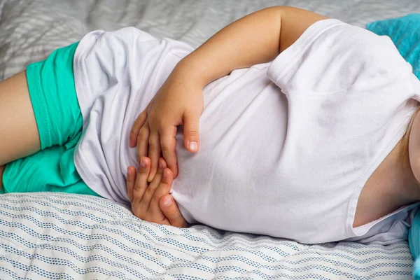 Dolor Abdominal Niño Preescolar Envenenamiento Niños Niño Sostiene Sus Manos —  Fotos de Stock