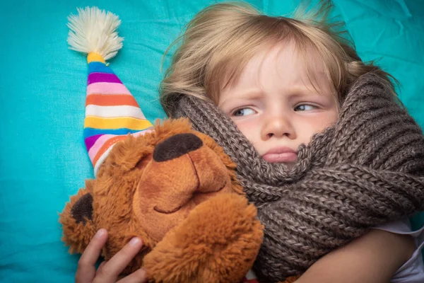 Niño Acuesta Cama Con Temperatura Una Niña Enfermó Dolor Garganta — Foto de Stock