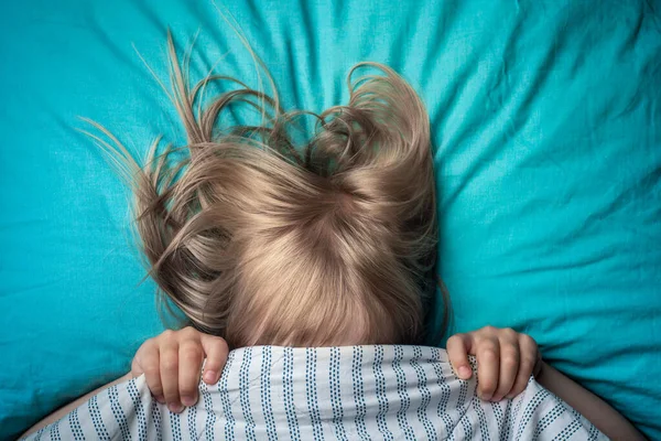 Niño Tiene Miedo Dormir Solo Niño Tiene Pesadillas —  Fotos de Stock