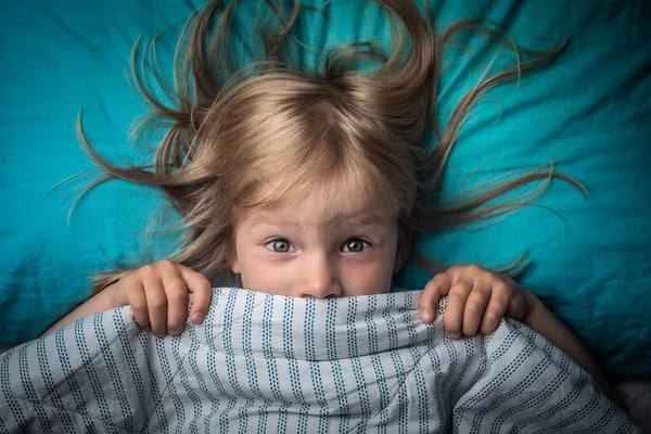 Menino Cama Com Olhos Abertos Criança Tem Medo Escuro Atormentado — Fotografia de Stock