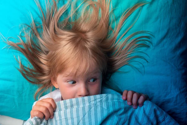 Chico Cama Con Los Ojos Abiertos Niño Tiene Miedo Oscuridad — Foto de Stock