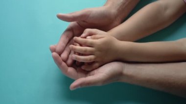 Yetişkin ve çocuk elleri kırmızı kalp, sağlık hizmetleri. bağış ve aile sigortası kavramı