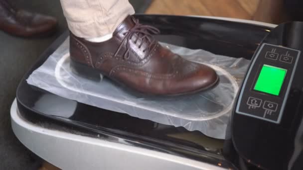 Pvc套鞋 自动裁剪鞋罩的装置 保护公众地方免受细菌侵害 — 图库视频影像