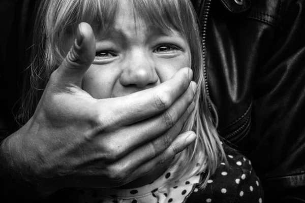 Estranho Cobre Boca Uma Menina Assustada Criança Grita Medo — Fotografia de Stock