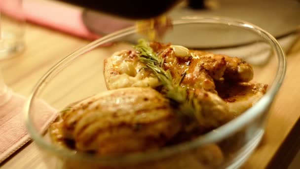 在家烤火鸡 火鸡肉 用大蒜放在锅里煎 — 图库视频影像