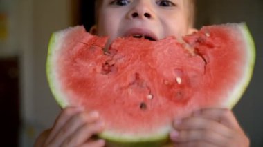 Çocuk karpuz yiyor. Karpuz çocuklar için iyidir.