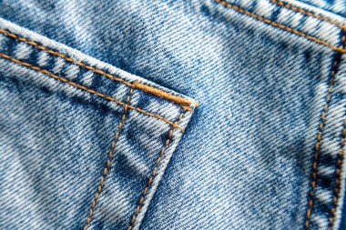 Arka plan olarak mavi kot kumaş. Kotlar yakın plan. Pamuk kumaş