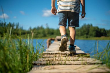 Gölde gözetimsiz bir çocuk. Çocuk nehirde boğuldu. Çocuklar yüzemez. Çocuklar için rezervuar tehlikesi