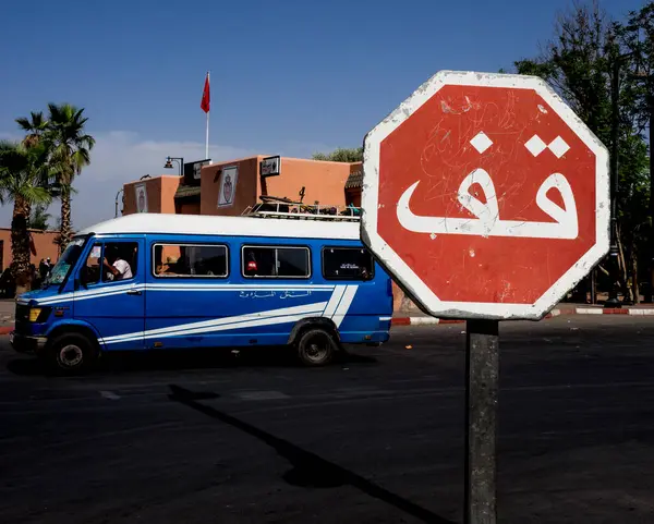 Trafik ışıklarıyla otobüsü geçiyor.