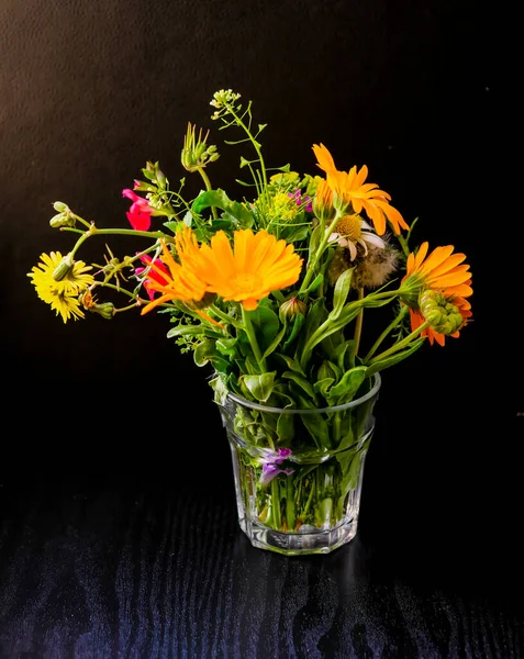 Букет Диких Цветов Стакане Воды — стоковое фото