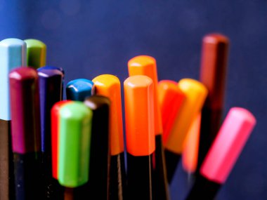 boyamak için renkli kalem grupları