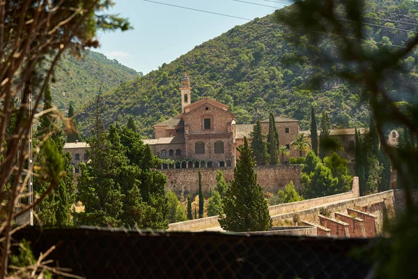 Dağlardaki Manastır Kapanıyor