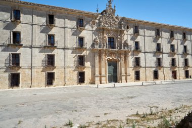 Kapalı manastırın ana cephesi                        