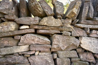 Kırsal kesimde taş duvar                     